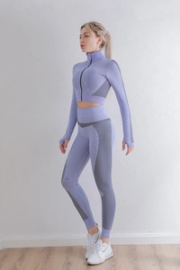 Détail de l'ensemble de yoga lavande avec poignets passe-pouce et empiècements en mesh