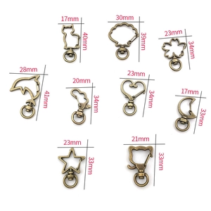 Set di 9 portachiavi in bronzo con forme diverse e dimensioni specificate