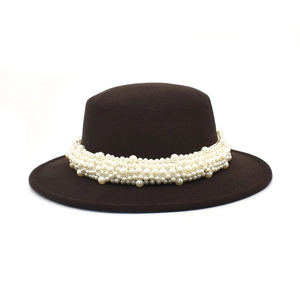 Détail d'un chapeau canotier en laine marron orné d'une bande de perles multicouches