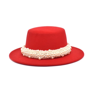 Chapeau élégant en feutre de laine rouge avec garniture en perles multicouches pour femmes