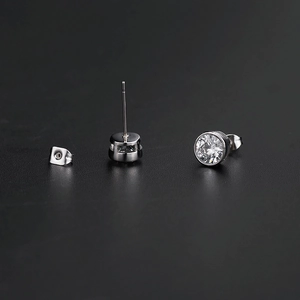 Gros plan de boucles d'oreilles en acier titane avec zircon cubique et fermoir papillon
