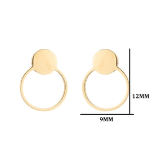 Minimalistische goldene geometrische Rundohrringe, Größe 12mm x 9mm, auf weißem Grund