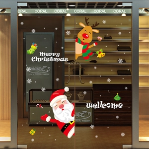 Stickers de Noël avec Père Noël et renne sur une porte vitrée de bijouterie