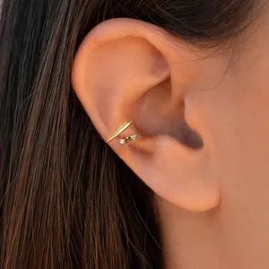 Détail du ear cuff en argent s925 avec double couche et pierres de zircone scintillantes