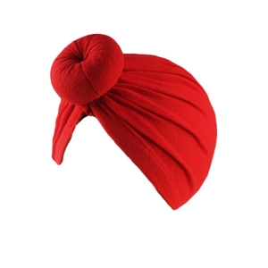 Nahaufnahme des roten Turban-Huts mit Donut-Knoten-Design aus weichem Stretchstoff