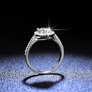 Bague en argent 925 avec moissanite, motif cœur ajouré et pierre centrale taille brillant