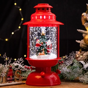 Lanterna natalizia con Babbo Natale ed effetto neve su tavolo in legno con luci calde