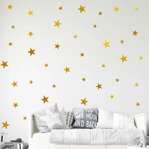 Minimalistische goldene Stern-Wandaufkleber für Kinderzimmer auf weißem Hintergrund