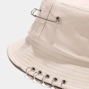 Bob en coton beige avec cinq anneaux argentés et une épingle pour style urbain