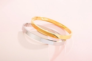 Vue détaillée de joncs minimalistes en acier inoxydable poli couleur or et argent