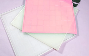 Makro-Detail von quadratischen Silikonformen in drei Farben für DIY-Schachbretter