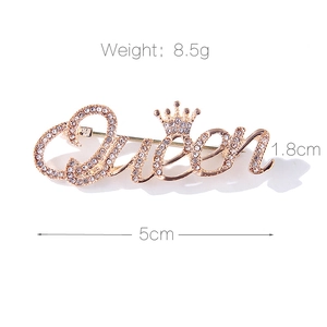 Broche lettre Queen dorée avec strass, longueur 5 cm et poids 8,5 g, style élégant