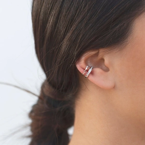 Gros plan d'un ensemble de bagues d'oreille argentées avec détails en zircon