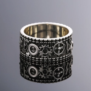 Detailaufnahme des Steampunk-Rings im Zahnrad-Stil mit antik-silbernem Oxidations-Finish