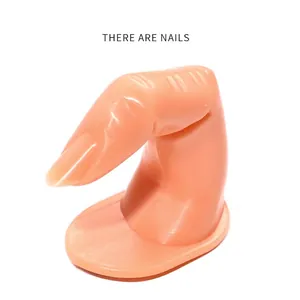 Dettaglio dito finto per manicure con punta unghia rimovibile e base di supporto