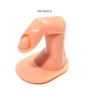 Vista dettagliata del dito in silicone rosa carne per pratica unghie su base senza unghie