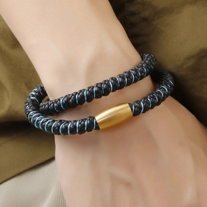 Bracelet double tour en cuir noir pour homme avec fil bleu et fermoir magnétique doré