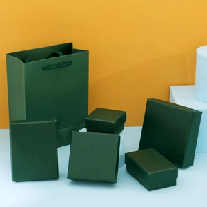 Elegant Dark Green Jewelry Gift Box With Black Sponge Lining For Ring Necklace Earring Storage Textured Cardboard Packaging