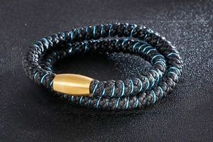 Bracelet en cuir tressé noir pour homme avec détails bleus et fermoir magnétique doré poli