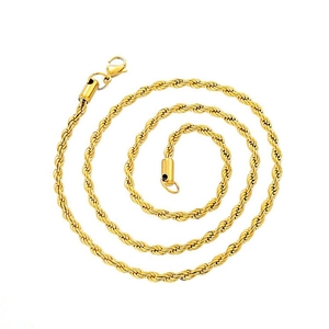 Collier chaîne torsadée en acier inoxydable doré poli sur un fond blanc pur