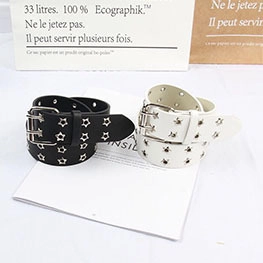 Details von schwarzen und weißen Punk-Gürteln mit Metallsternen und Doppelschnallen