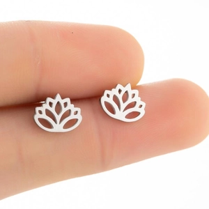 Boucles d'oreilles lotus en argent sur le bout du doigt pour référence de taille