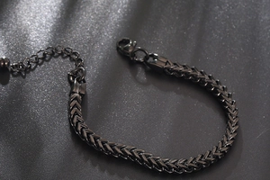 Detail of gun black foxtail chain bracelet with lobster clasp and V-shaped links