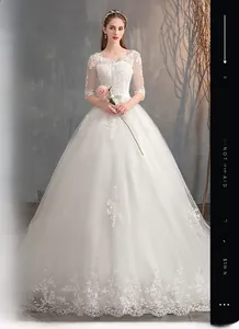Dettaglio dell'abito da sposa bianco con pizzo floreale e una sottile cintura in vita