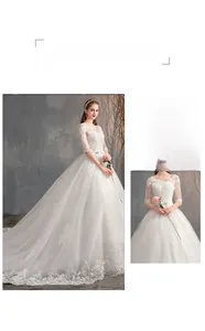 Dettaglio dell'abito da sposa in pizzo con scollo a V, strascico lungo e fiocco in vita