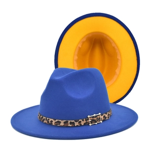 Détail du chapeau fedora bleu royal avec ceinture léopard et contraste jaune intérieur