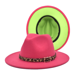 Détail du chapeau Fedora rose avec doublure vert fluo, ruban léopard et boucle dorée