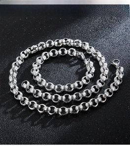 Close-up of 9mm stainless steel chunky round link chain with detailed threaded texture