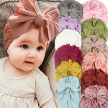 Details von Baby-Turbanen aus Rippenstrick in verschiedenen Farben mit Schleifenknoten