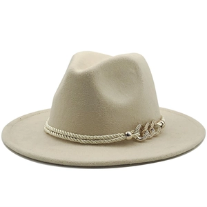 Détail du chapeau fedora en laine beige avec corde tressée et détails de chaîne dorée