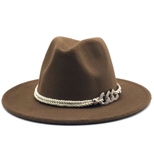 Détail du chapeau en laine marron café avec cordelette dorée et boucle de chaîne en métal