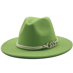 Détail du chapeau fedora en laine vert clair avec double corde tressée argentée et chaîne