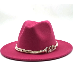 Détail du chapeau fedora en laine rose avec double cordelette dorée et chaîne dorée