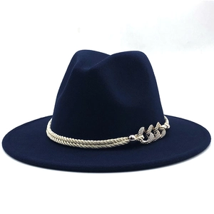 Détail du chapeau Fedora en laine bleu foncé avec corde dorée et chaîne en cristaux