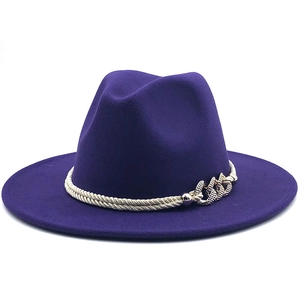 Détail d'un chapeau fedora en laine violet foncé avec chaîne argentée et cordon
