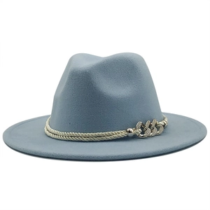 Détail d'un chapeau fedora bleu clair en laine avec cordons argentés et boucle de chaîne