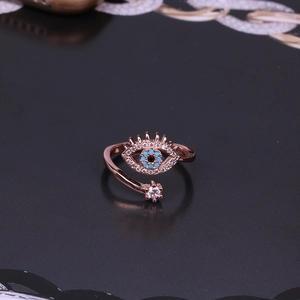Vista macro de anillo de ojo turco en oro rosa con piedras azules y circonitas brillantes