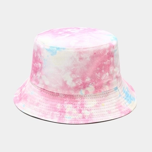 Détail d'un chapeau bob tie-dye montrant le sergé de coton et les coutures renforcées