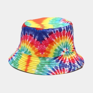 Détail macro du bob tie-dye multicolore montrant les coutures renforcées du bord du chapeau