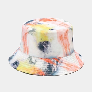Vue détaillée du chapeau bob tie-dye coloré en toile de coton épaisse avec surpiqûres