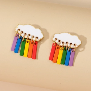Pendientes minimalistas de nube y arcoíris con colgantes de colores y borde dorado