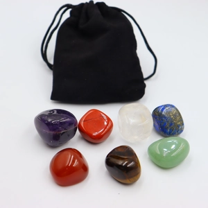 Detailaufnahme von naturlichen Chakra-Kristallsteinen Trommelsteine mit schwarzem Samtbeutel.
