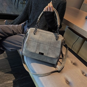 Borsa Boston grigia retrò con motivo trapuntato e manico a catena in metallo