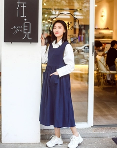 Detail view of cotton work apron with side pockets and A-line loose fitting design