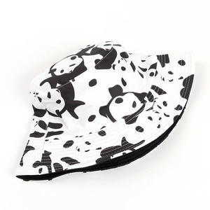 Détail d'un chapeau bob en coton blanc avec motif panda et coutures renforcées