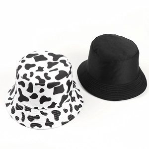 Lot de bobs réversibles avec motifs noir minimaliste et imprimé vache tendance